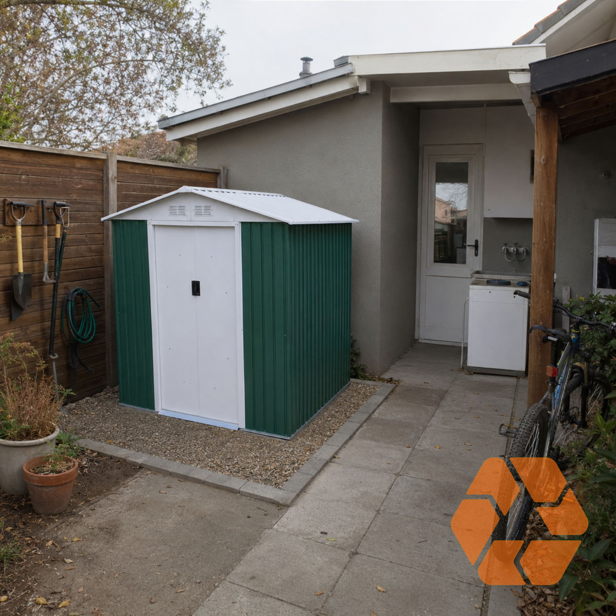 Bodega metálica verde y blanca Archer de 4,07 m² con puertas correderas, ideal para organizar tu jardín con estilo y resistencia.