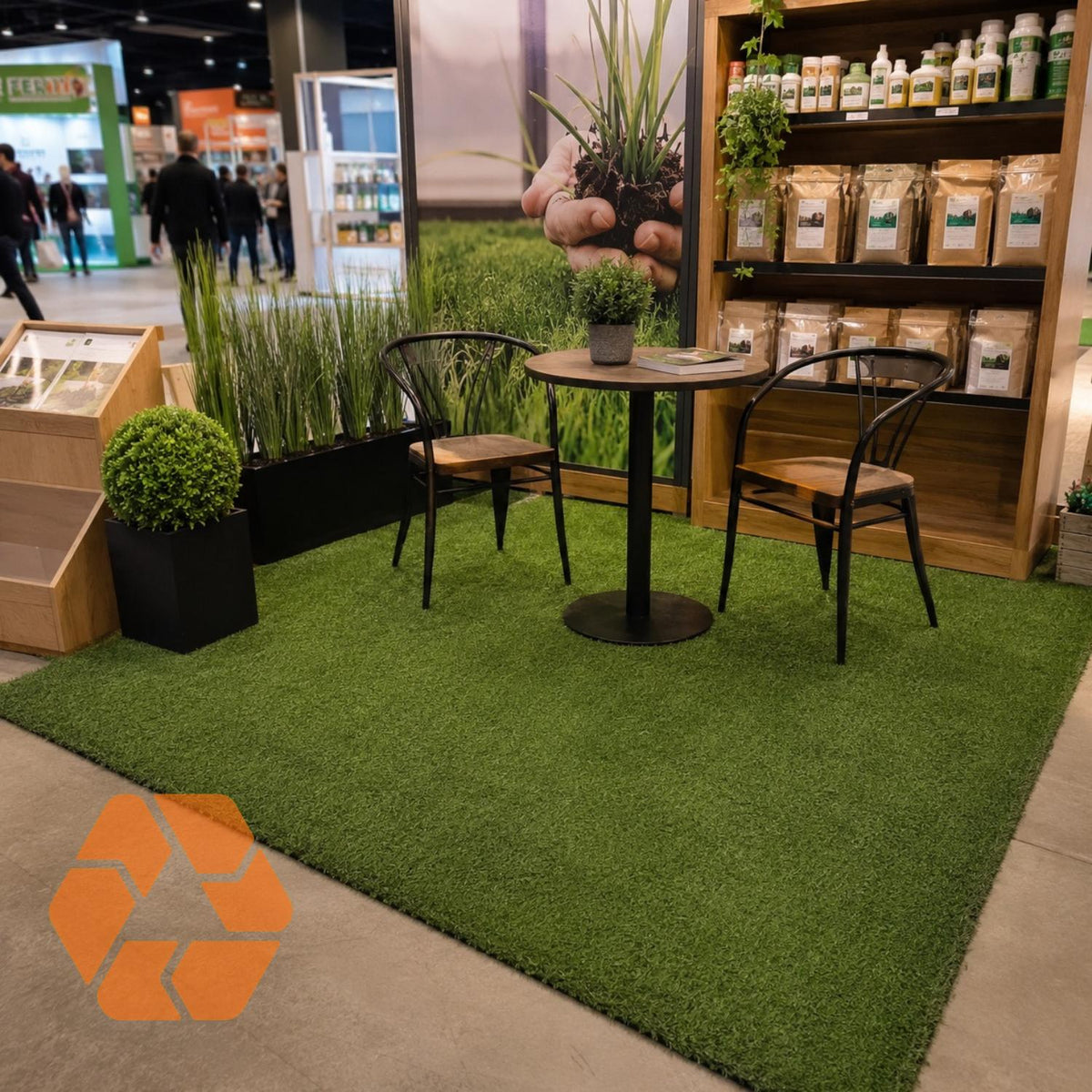 Pasto sintético de 15mm en un área de 2x5 metros, ideal para decorar espacios exteriores con un acabado verde natural.