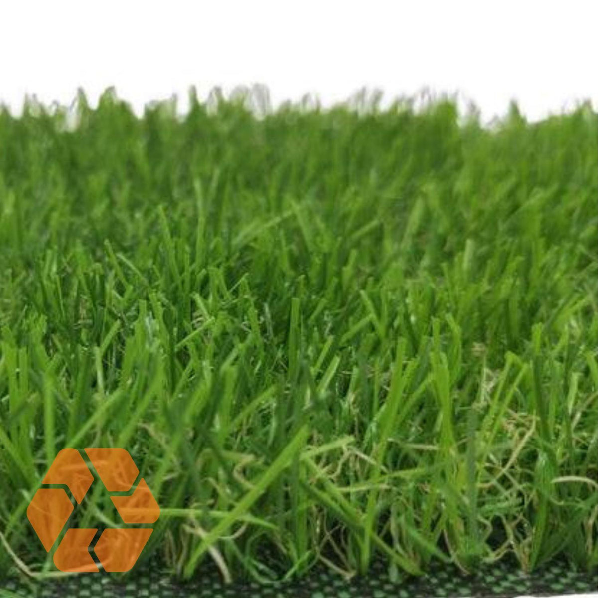 Pasto sintético profesional de 50mm, resistente y duradero, ideal para canchas deportivas con acabado verde realista.