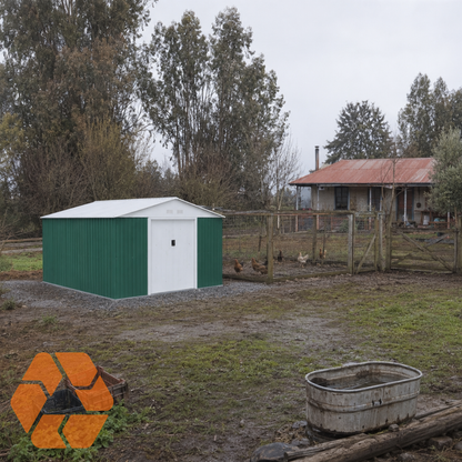 Bodega metálica verde y blanca de 8,84 m² con puertas correderas, ideal para almacenamiento seguro en exteriores.