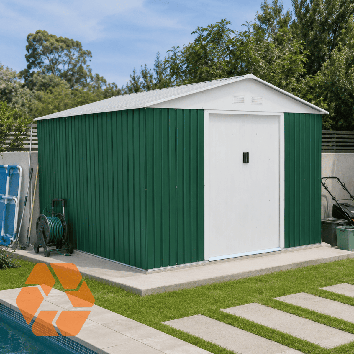 Bodega metálica verde de 10,85 m² con puertas correderas blancas, diseño resistente y techo a dos aguas para jardín.