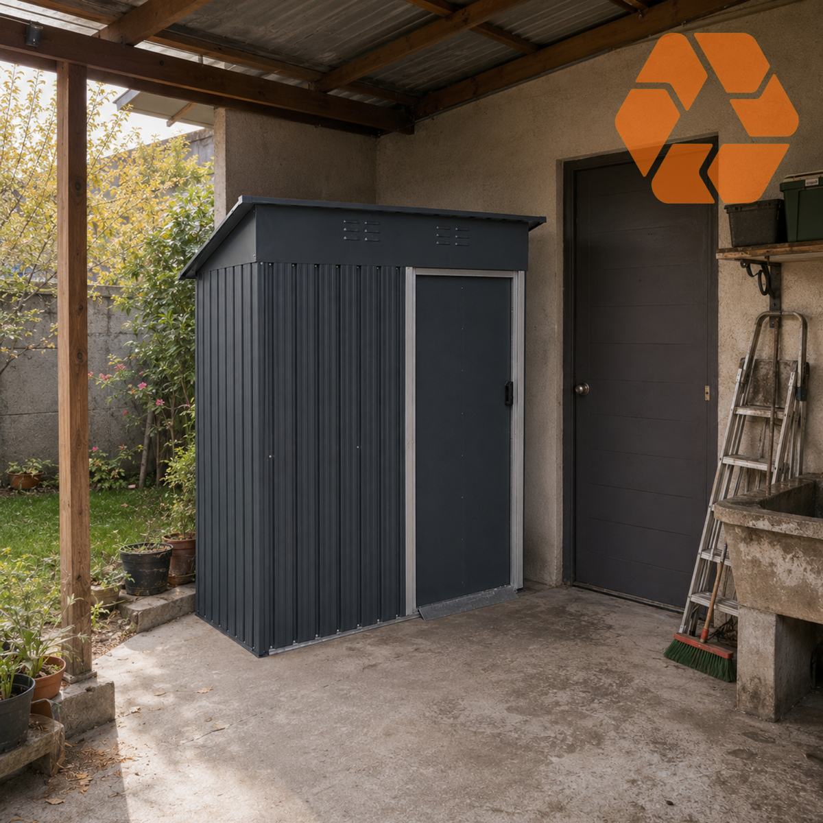Cobertizo de almacenamiento compacto gris en acero galvanizado con puerta frontal, ideal para patios y espacios reducidos.
