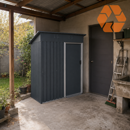 Cobertizo de almacenamiento compacto gris en acero galvanizado con puerta frontal, ideal para patios y espacios reducidos.