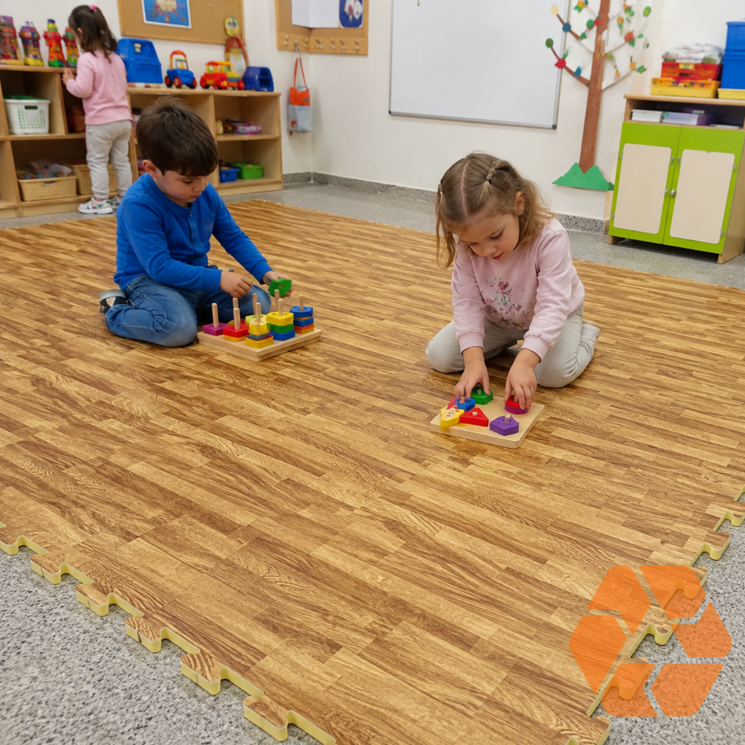 Piso de goma EVA con diseño de madera realista, ideal para crear un espacio de juego seguro, cómodo y acogedor para niños.