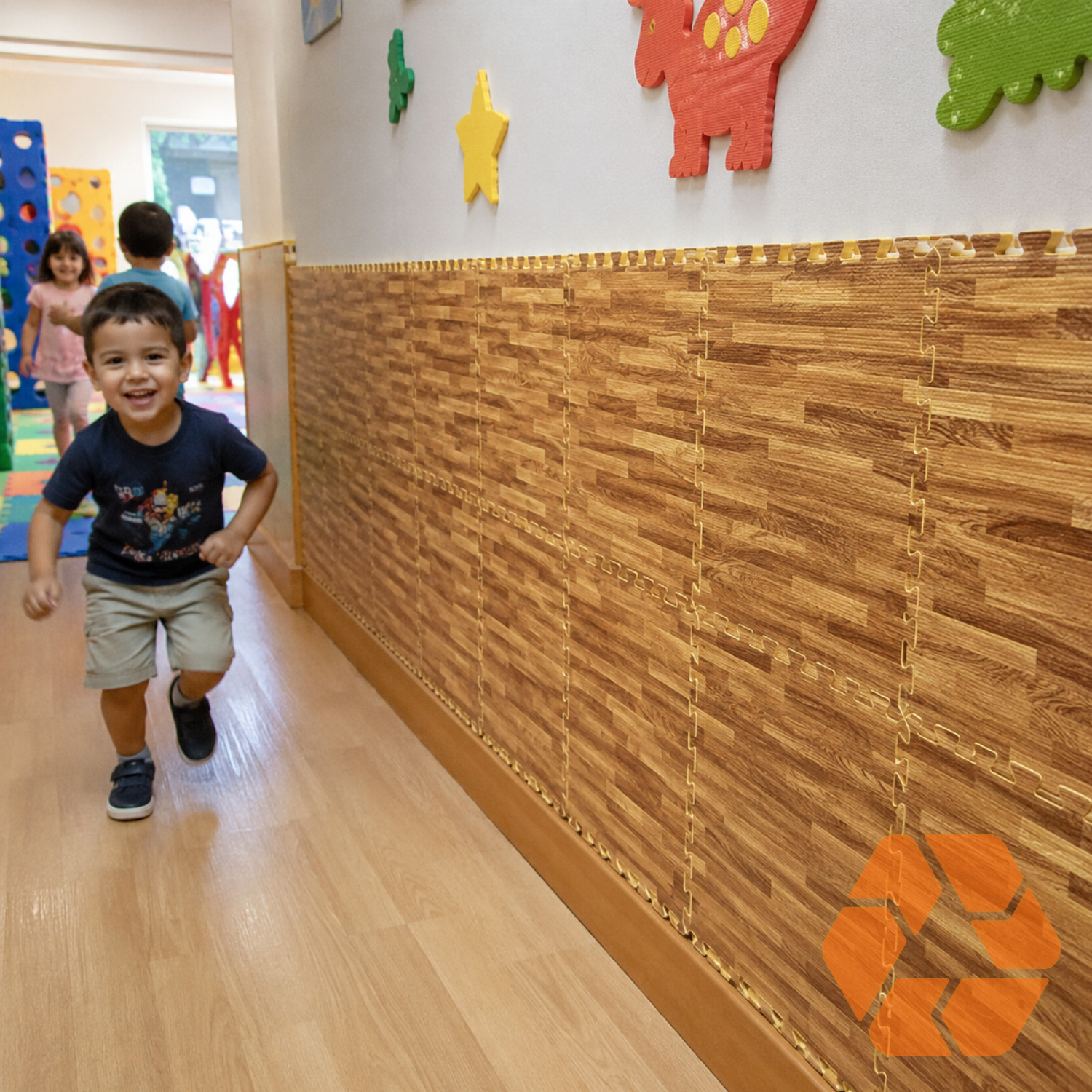 Piso de goma EVA diseño madera 60x60cm, ideal para crear espacios infantiles seguros, acogedores y fáciles de instalar.