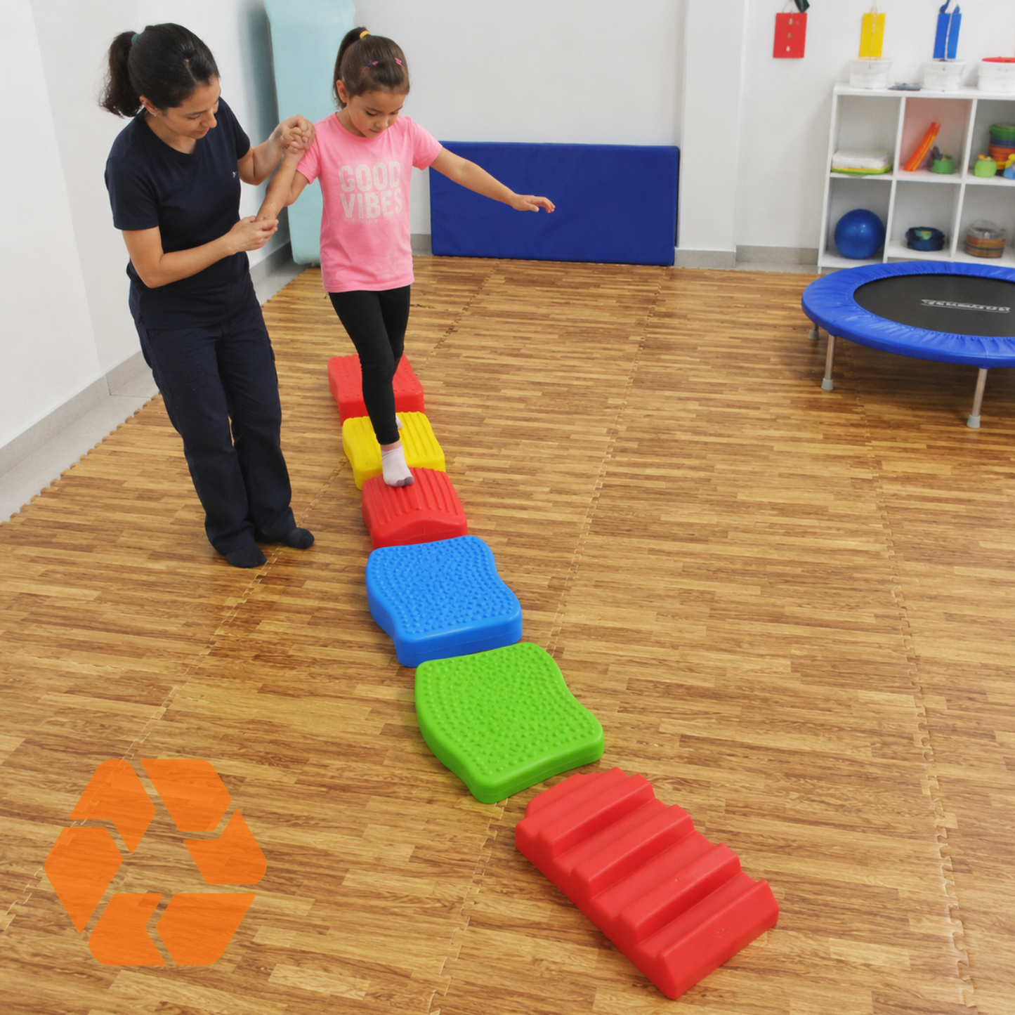 Piso de goma EVA con diseño de madera, ideal para crear un espacio de juego seguro, duradero y acogedor en habitaciones infantiles.