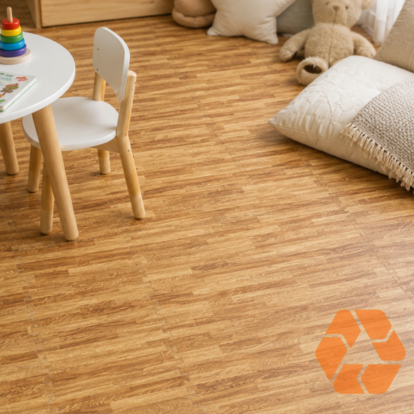 Piso de goma EVA con diseño de madera realista, 60x60cm, ideal para crear un espacio infantil seguro, cálido y acogedor.