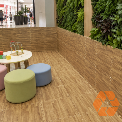 Piso de goma EVA con diseño de madera realista, ideal para crear un espacio de juego infantil seguro, acogedor y fácil de limpiar.