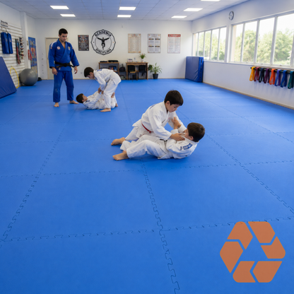 Piso de goma EVA azul de 4 cm de espesor, ideal para artes marciales y entrenamiento deportivo de alto impacto.