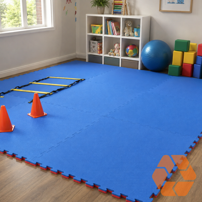 Palmeta de goma EVA azul de 4 cm de espesor, diseño modular tipo tatami para entrenamiento deportivo y artes marciales.