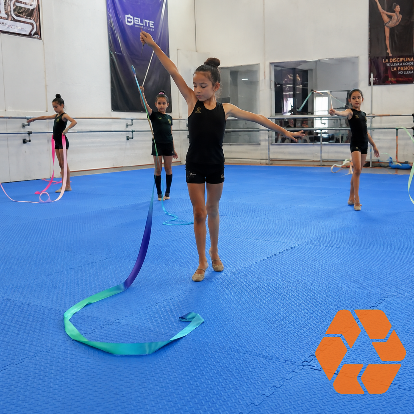 Tatami de goma EVA azul de 4 cm de espesor para gimnasia, ideal para superficies deportivas modulares y seguras.