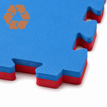 Palmeta de goma EVA azul y roja de 4 cm de espesor, diseño tipo tatami modular ideal para artes marciales y entrenamiento.