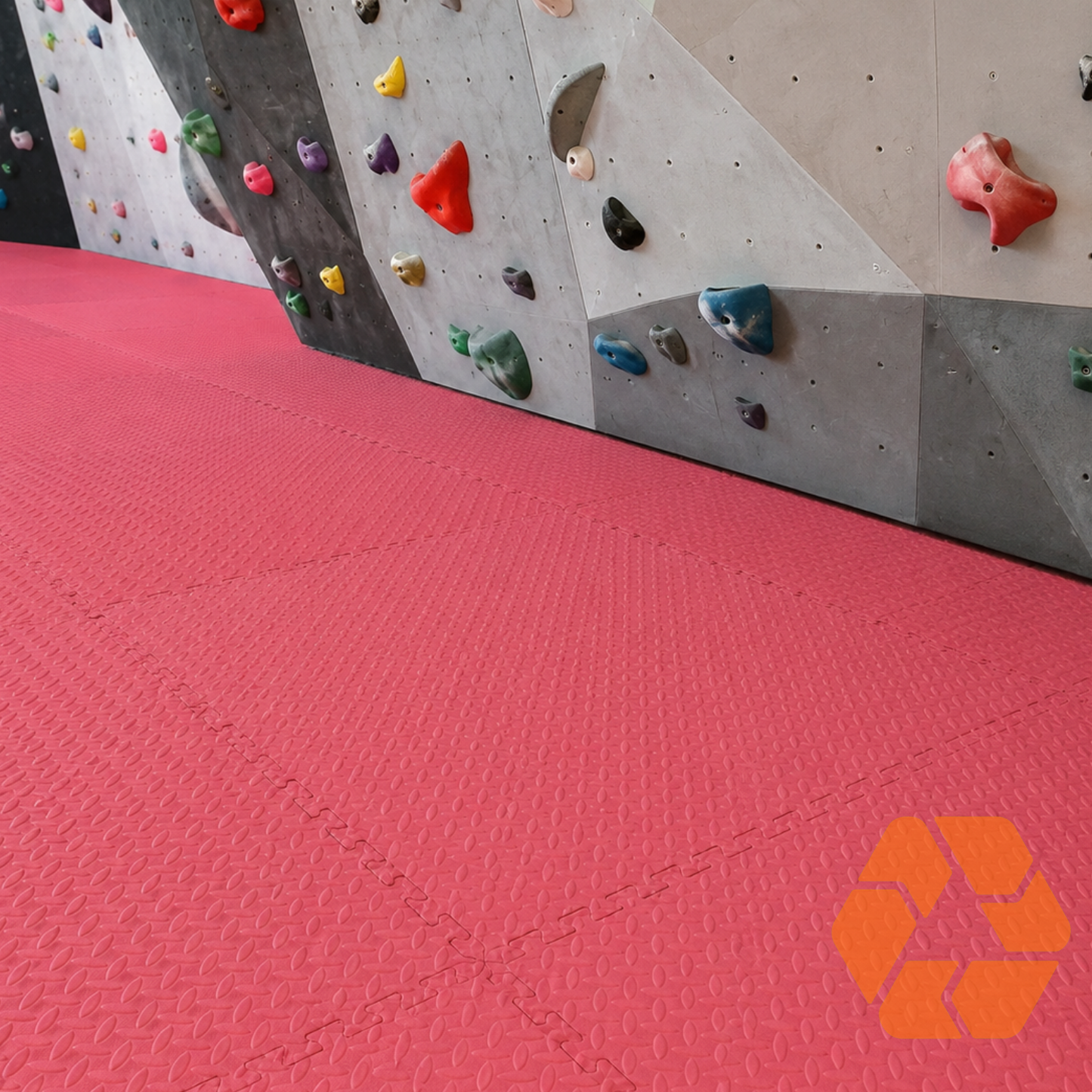 Piso de goma EVA rojo de 2,5 cm con relieve diamantado, ideal para gimnasios y zonas de entrenamiento infantil.