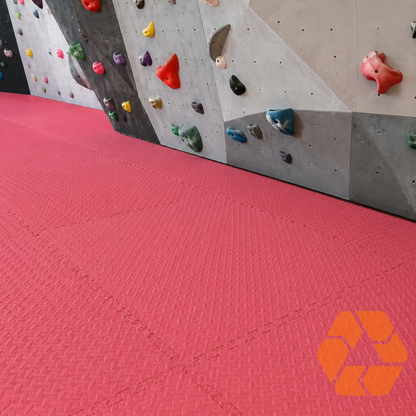 Piso de goma EVA rojo de 2,5 cm con relieve diamantado, ideal para gimnasios y zonas de entrenamiento infantil.