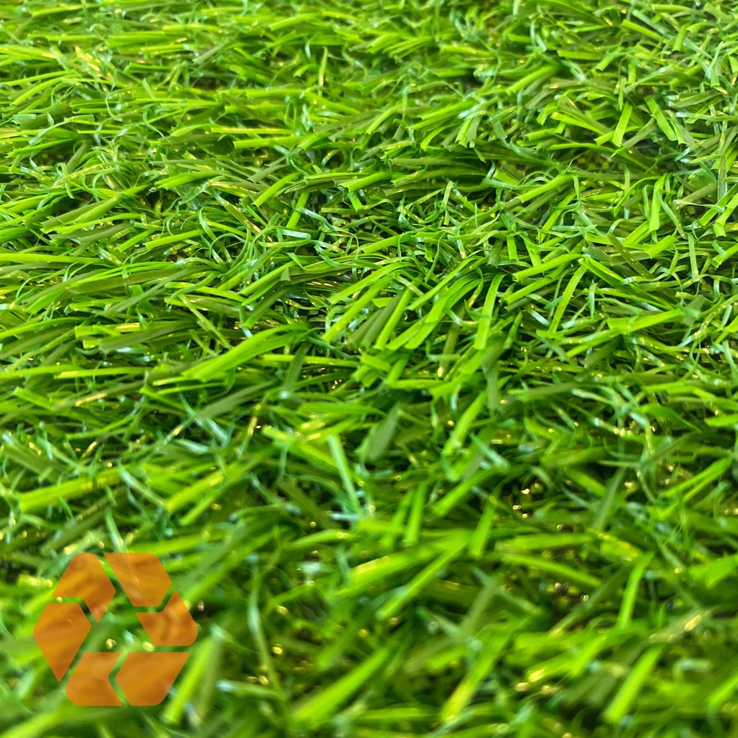 Pasto sintético verde de 15mm con textura realista, resistente a rayos UV y 100% reciclable para jardines y terrazas.