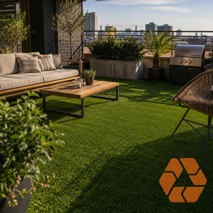 Pasto sintético verde de 15mm instalado en una terraza moderna, resistente a rayos UV y ecológico para exteriores.