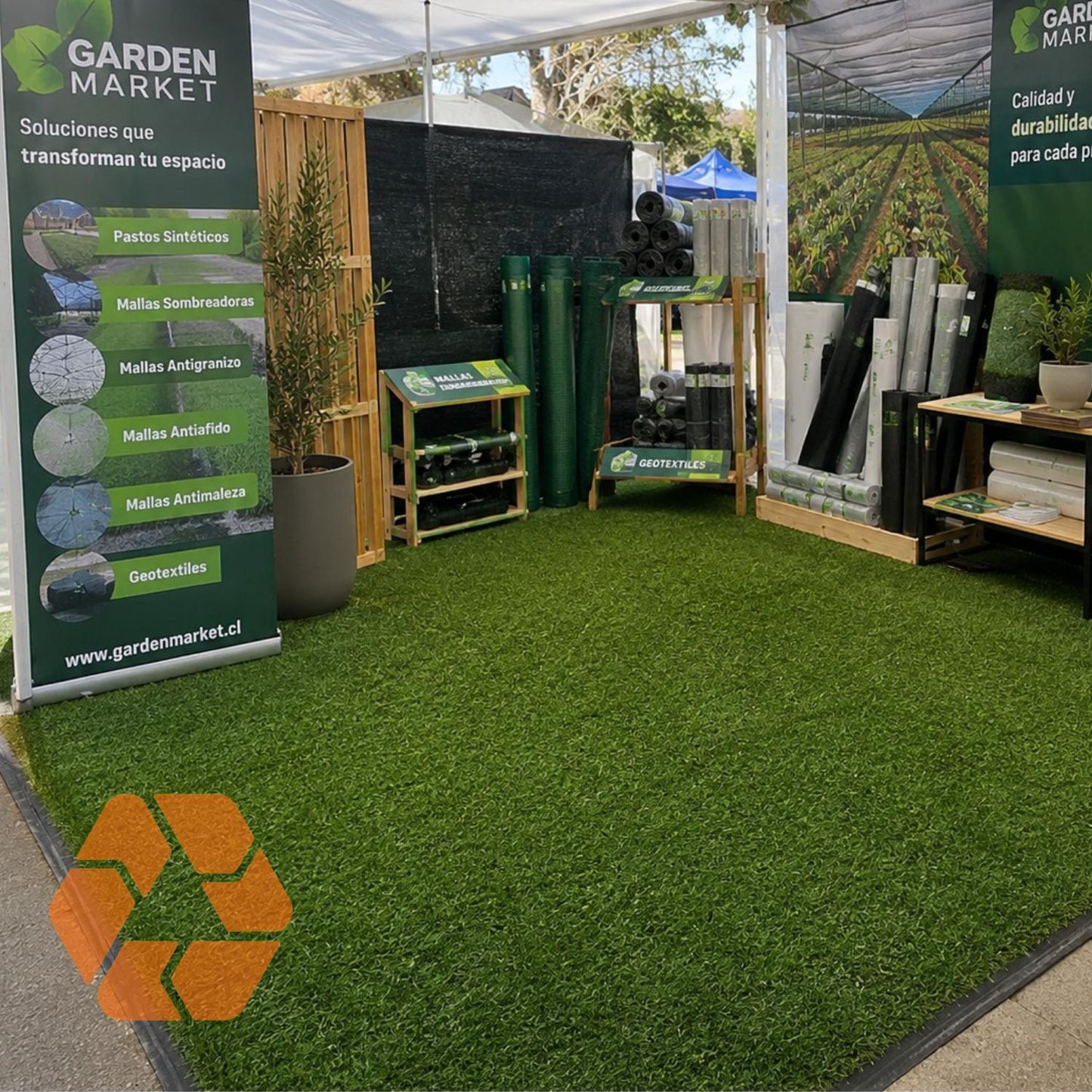 Pasto sintético de 15mm en exhibición, ideal para jardines verdes, resistentes y libres de mantenimiento.