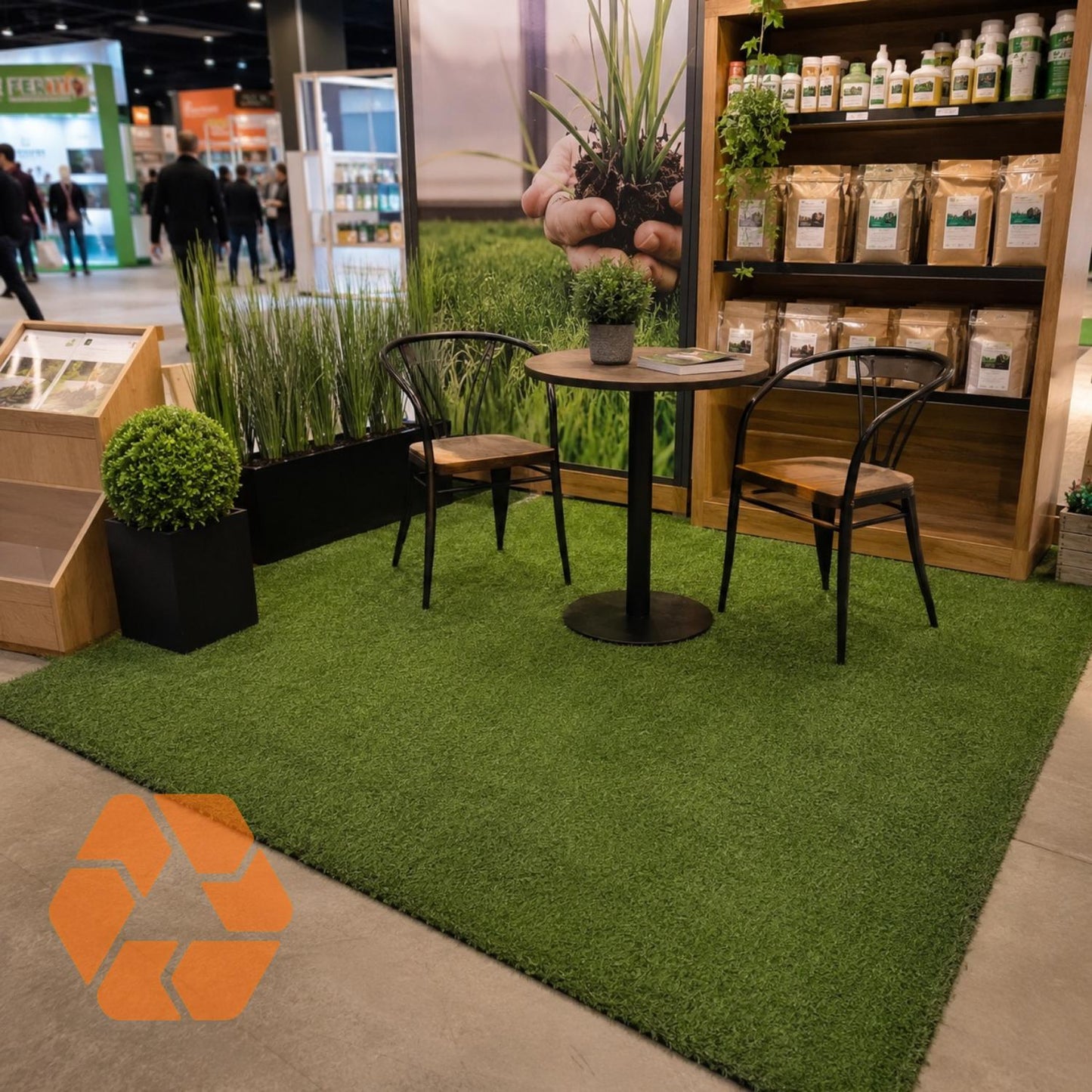 Pasto sintético de 15mm en un área de 2x5 metros, ideal para decorar espacios exteriores con un acabado verde natural.