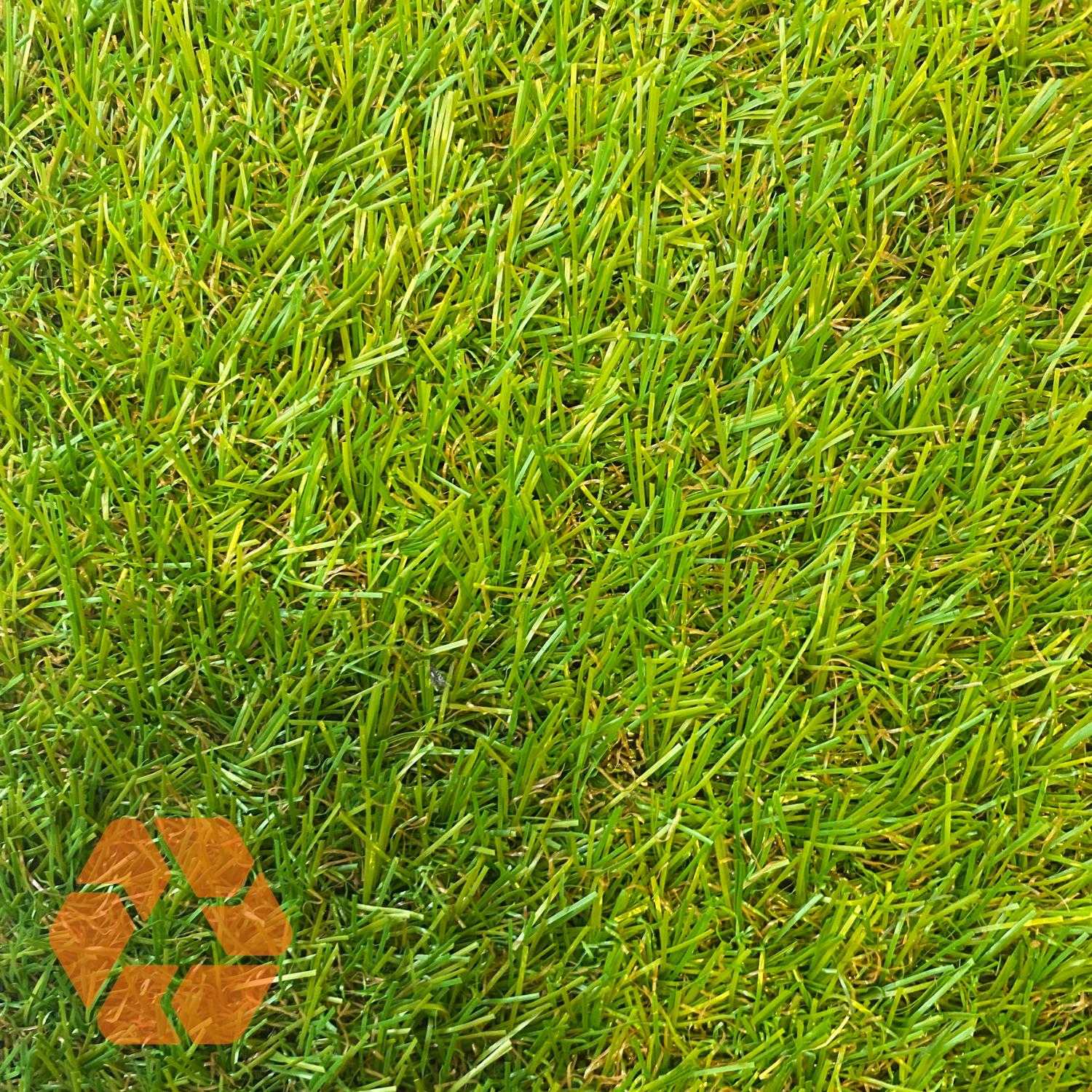 Pasto sintético verde de 20mm con acabado realista, resistente a rayos UV y 100% reciclable para exteriores.