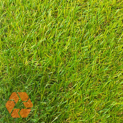 Pasto sintético verde de 20mm con acabado realista, resistente a rayos UV y 100% reciclable para exteriores.