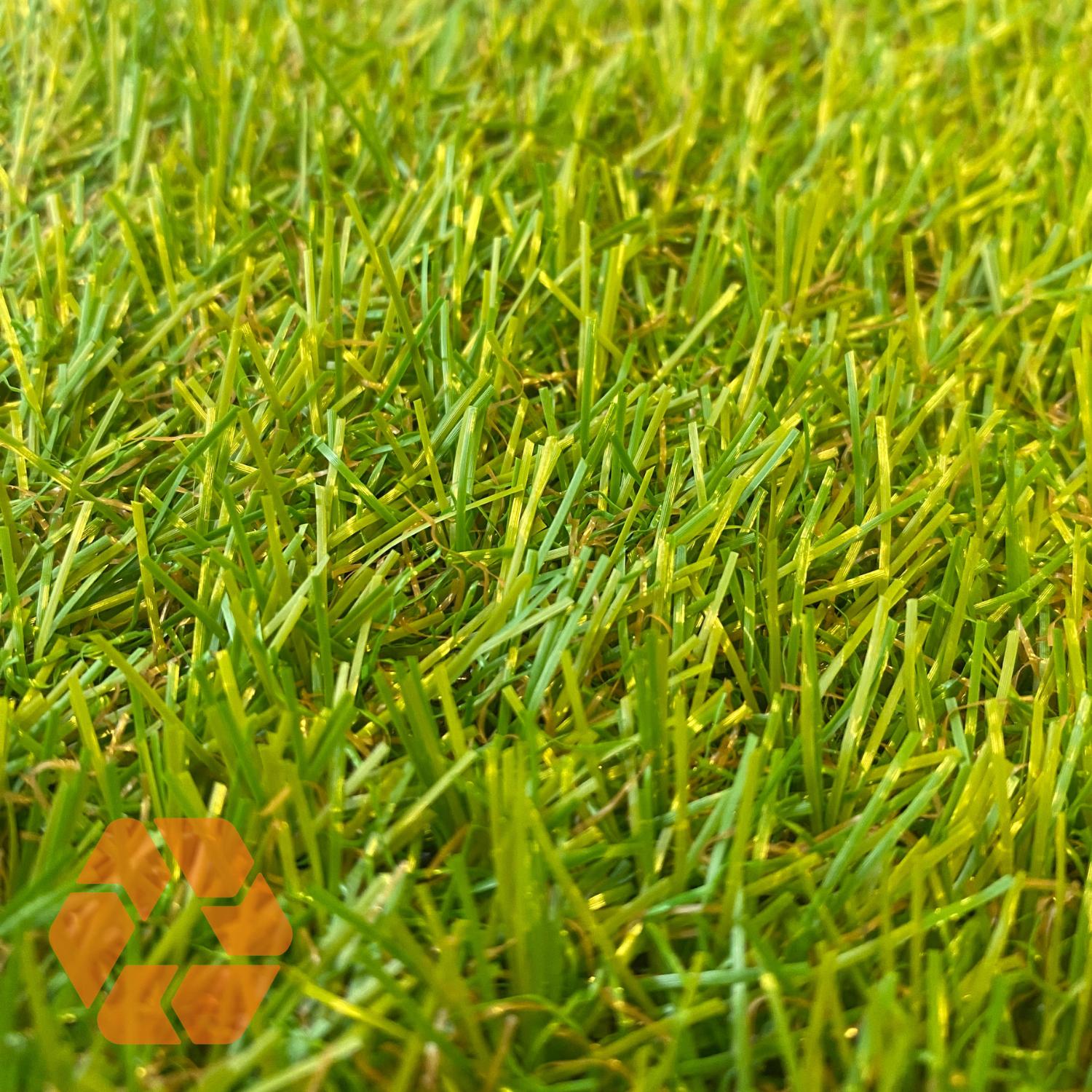 Pasto sintético de 20mm con fibras verdes realistas, resistente a rayos UV, ecológico y libre de químicos dañinos.