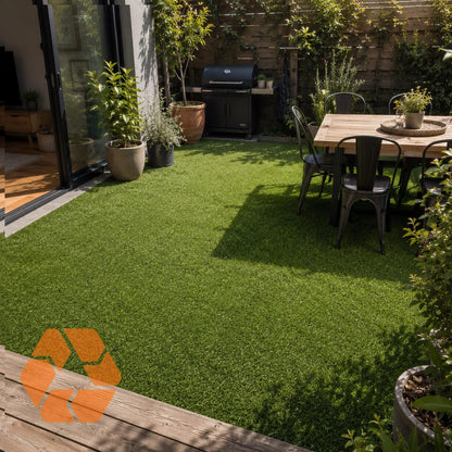 Pasto sintético verde de 20mm en un patio residencial, ideal para decorar espacios exteriores con un acabado natural y duradero.