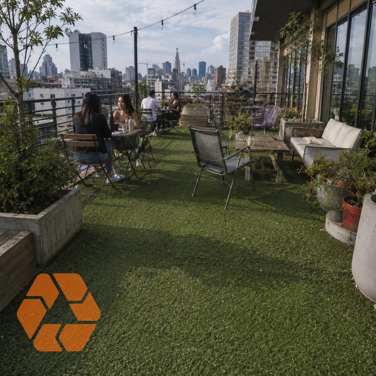 Rollo de pasto sintético de 20mm en una terraza urbana, ideal para decorar espacios exteriores con un acabado verde natural.