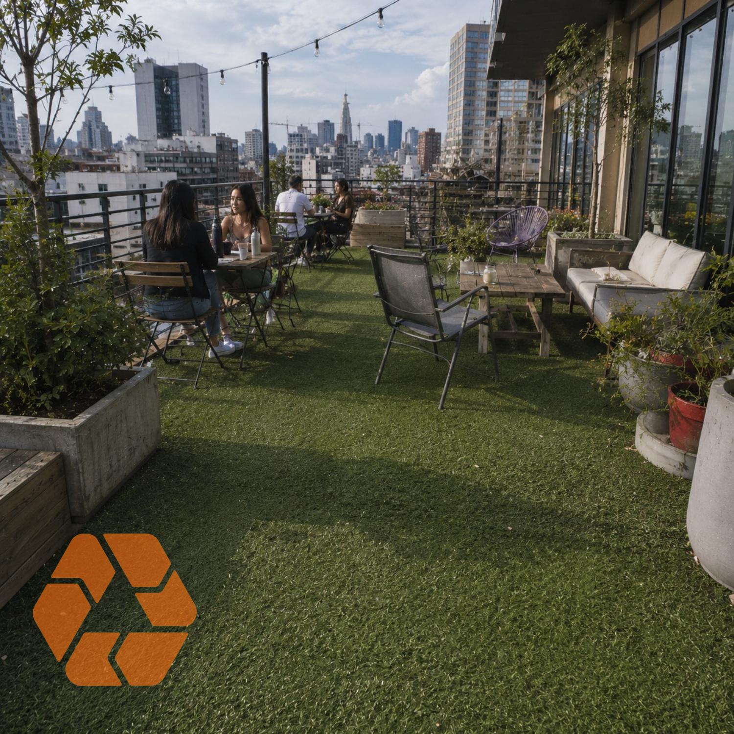 Rollo de pasto sintético de 20mm en una terraza urbana, ideal para decorar espacios exteriores con un acabado verde natural.