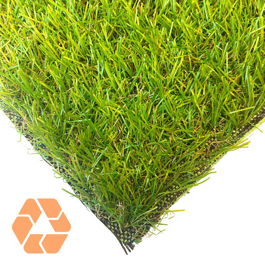 Pasto sintético de 20mm en tono verde realista, resistente con filtro UV y base de polipropileno reciclable de 2x2 metros.