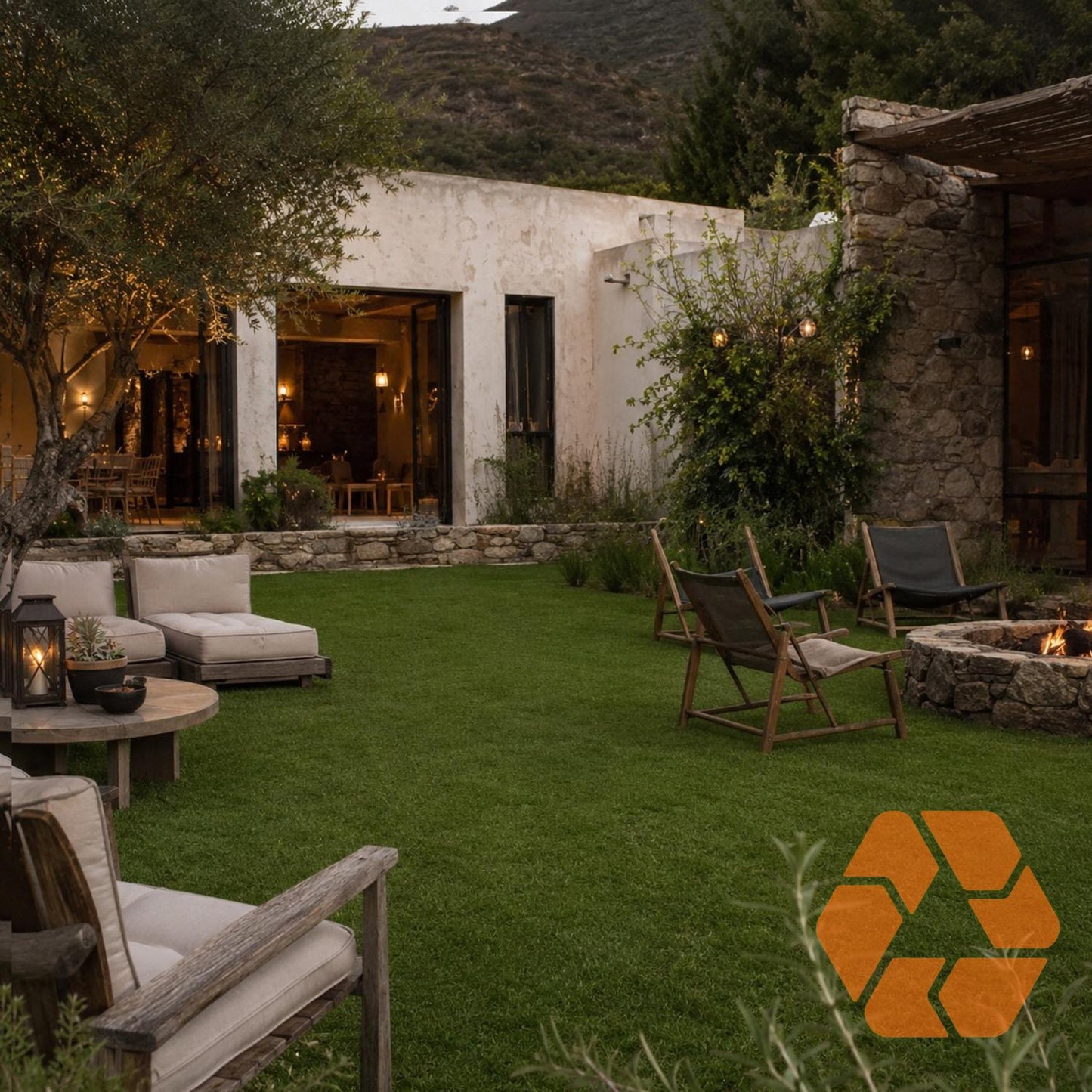 Pasto sintético verde de 20mm en un patio elegante, resistente a rayos UV, ecológico y libre de químicos dañinos.