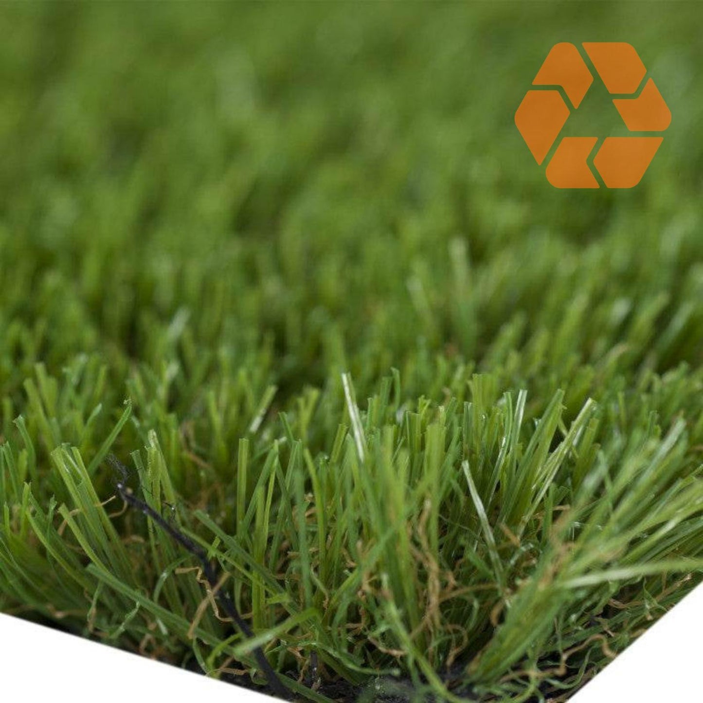 Pasto sintético verde de 20mm, resistente con filtro UV y diseño ecológico reciclable para jardines y terrazas.