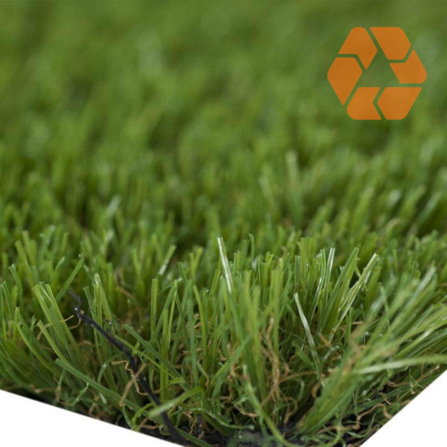 Pasto sintético verde de 20mm, resistente con filtro UV y diseño ecológico reciclable para jardines y terrazas.