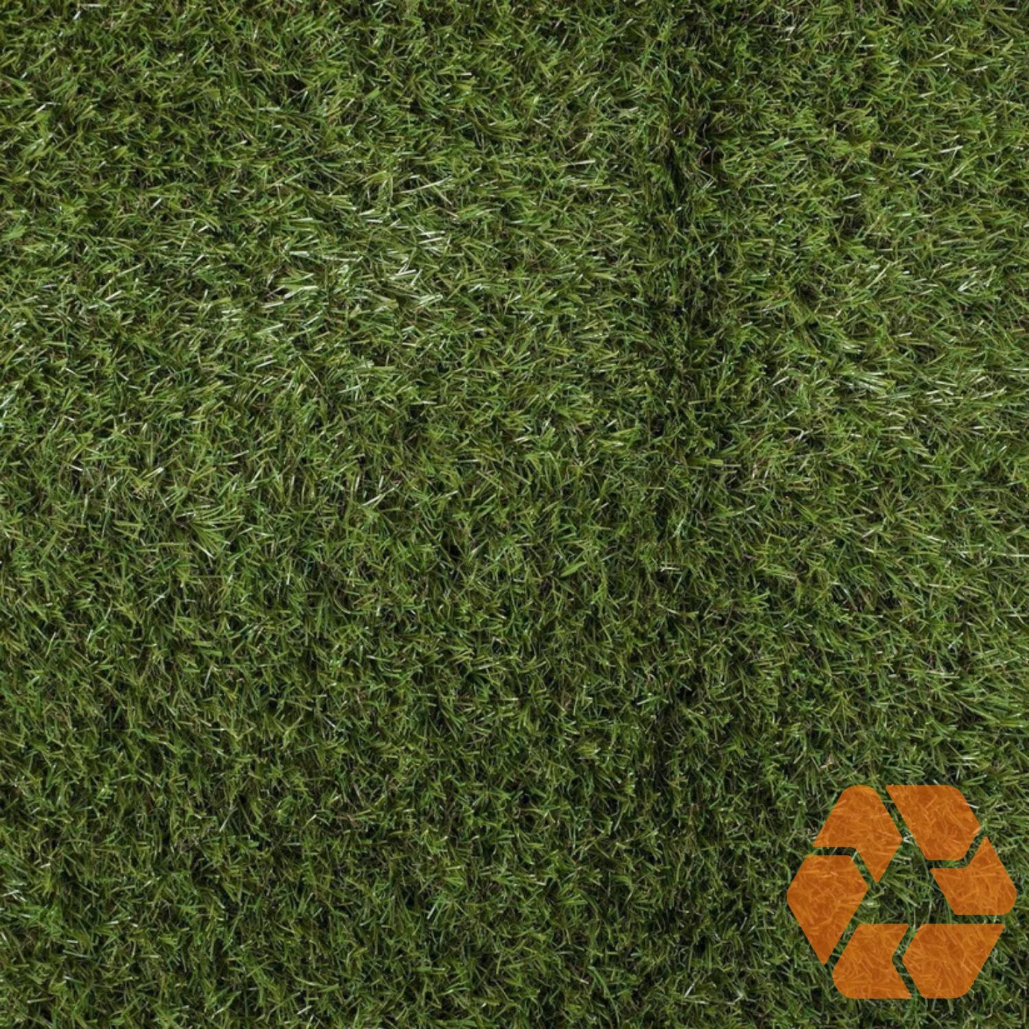 Pasto sintético denso de 25mm en tono verde natural, resistente con filtro UV y diseño ecológico 100% reciclable.