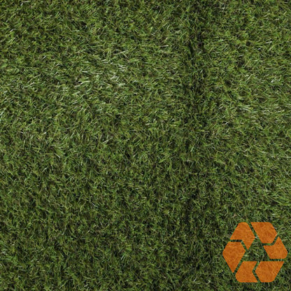 Pasto sintético denso de 25mm en tono verde natural, resistente con filtro UV y diseño ecológico 100% reciclable.