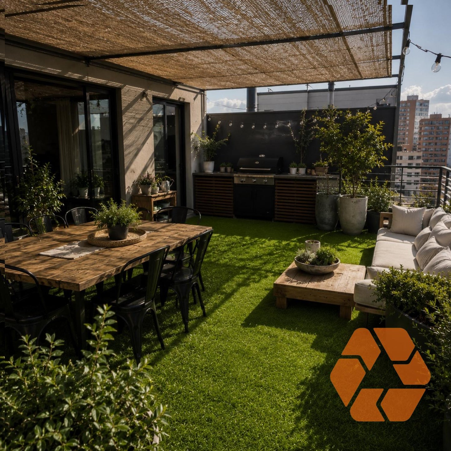 Pasto sintético de 25mm en una terraza moderna, creando un espacio verde, resistente y elegante para exteriores.