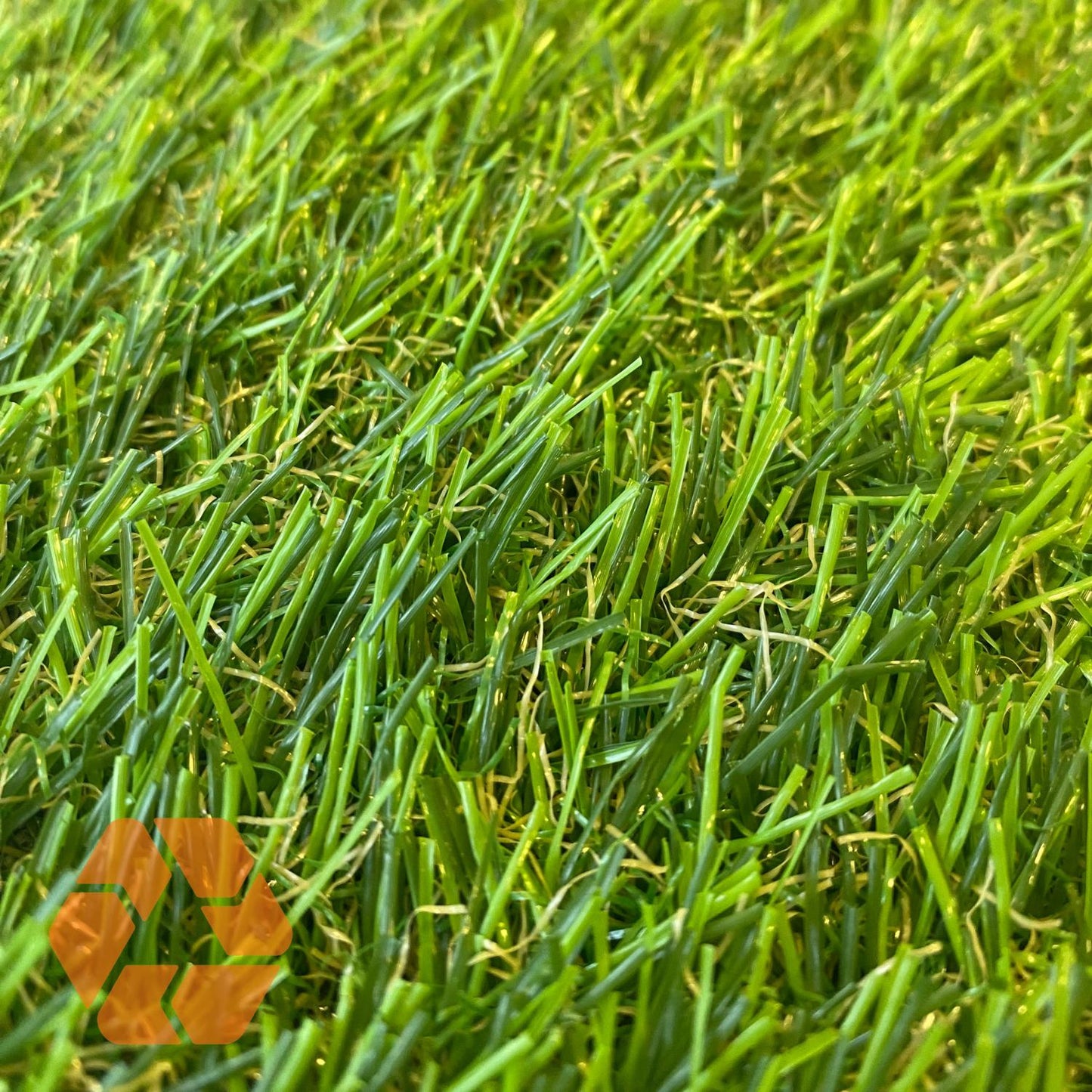 Pasto sintético de 25mm con fibras verdes realistas, resistente a rayos UV, ideal para jardines duraderos y ecológicos.