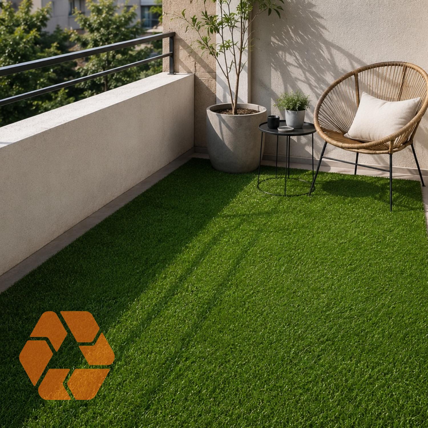 Pasto sintético de 30mm en balcón, ideal para decorar espacios exteriores con un acabado verde realista y elegante.