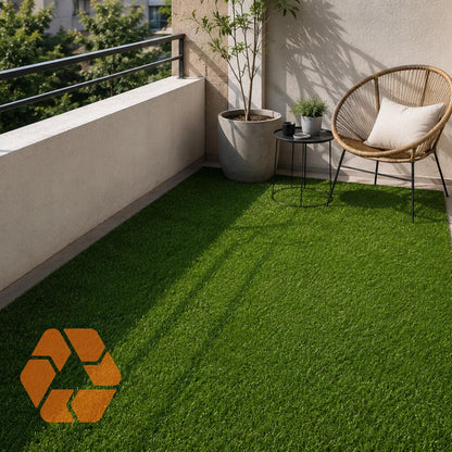 Pasto sintético de 30mm en balcón, ideal para decorar espacios exteriores con un acabado verde realista y elegante.