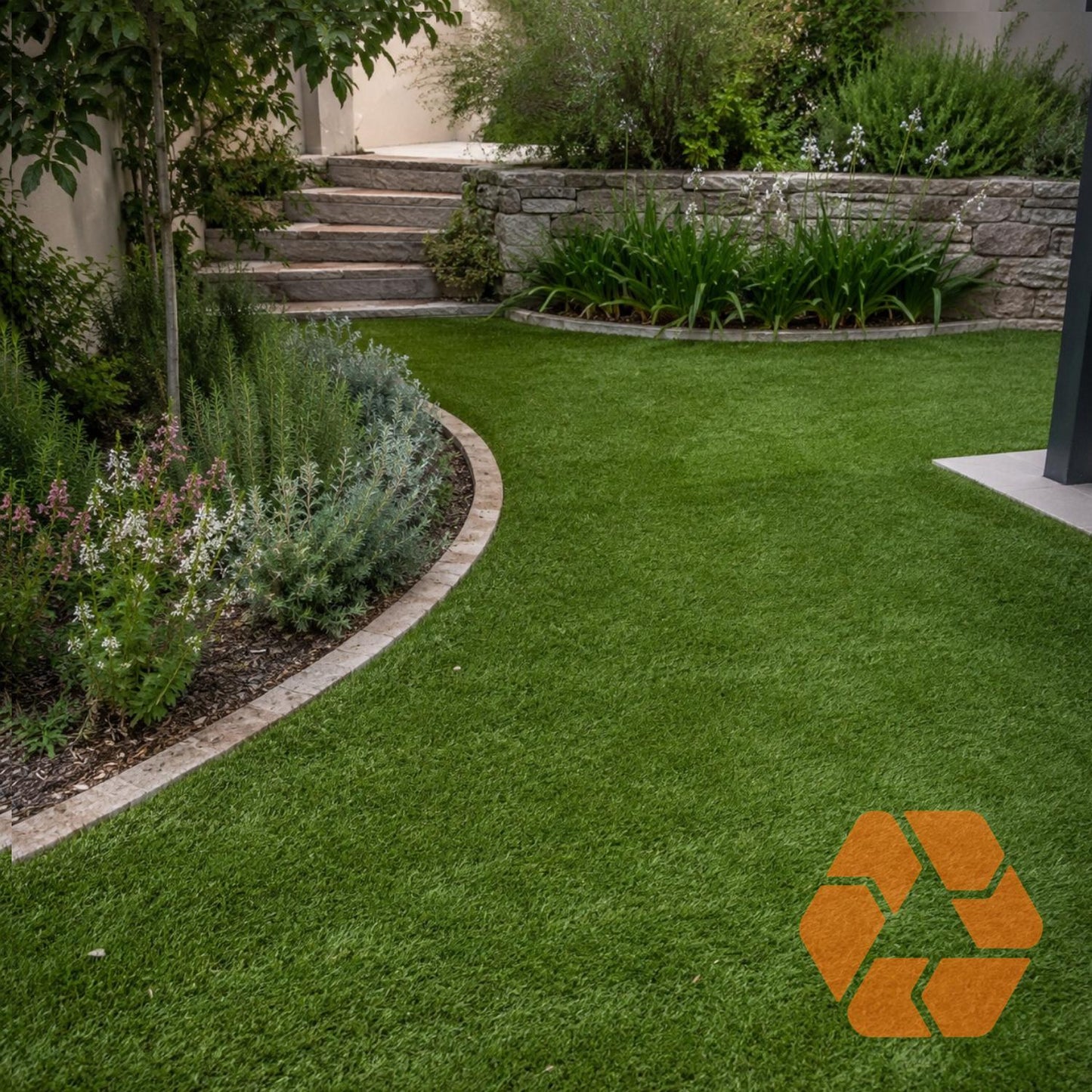Pasto sintético de 30mm en un jardín residencial, ofreciendo una superficie verde, realista y de fácil drenaje para exteriores.