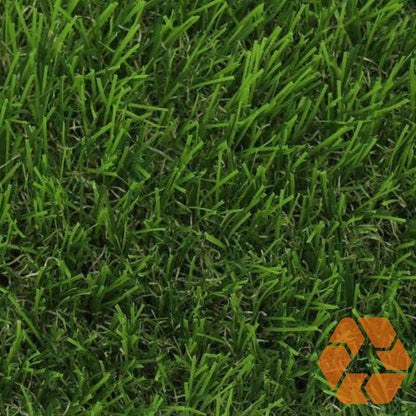 Pasto sintético de 30mm con fibras verdes realistas, ideal para jardines, terrazas y espacios pet friendly de alta calidad.