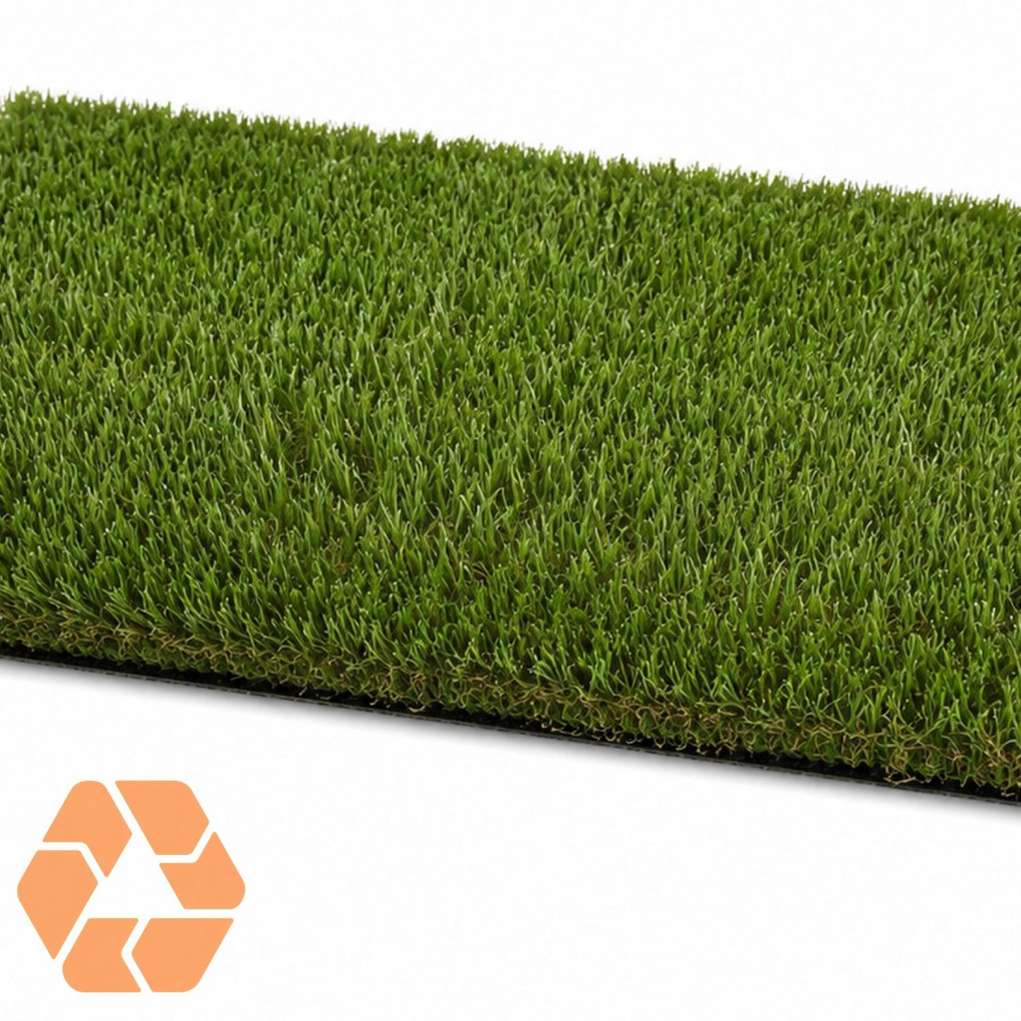 Pasto sintético de 30mm en tono verde natural, textura tipo alfombra resistente y drenable, ideal para jardines y mascotas.