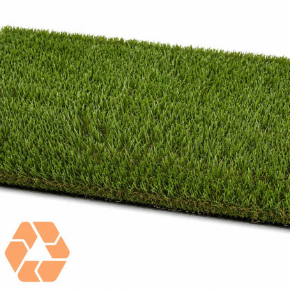 Pasto sintético de 30mm en tono verde natural, textura tipo alfombra resistente y drenable, ideal para jardines y mascotas.