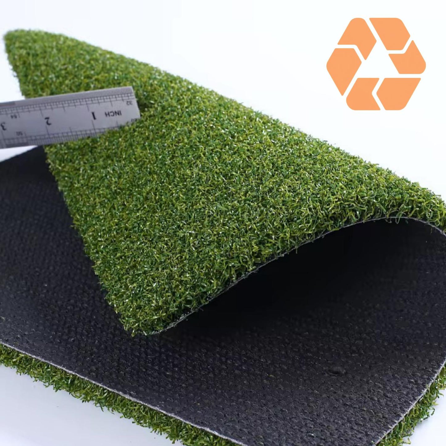 Pasto sintético de 30mm con base drenante negra, ideal para jardines pet friendly con apariencia natural y realista.