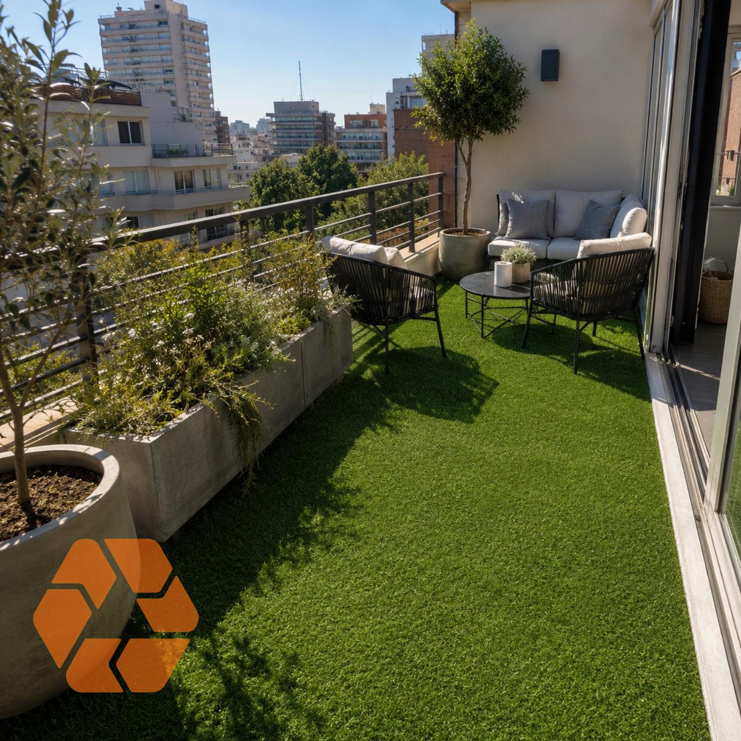 Pasto sintético de 30mm en terraza urbana, creando un espacio verde realista, suave y resistente para tu hogar.