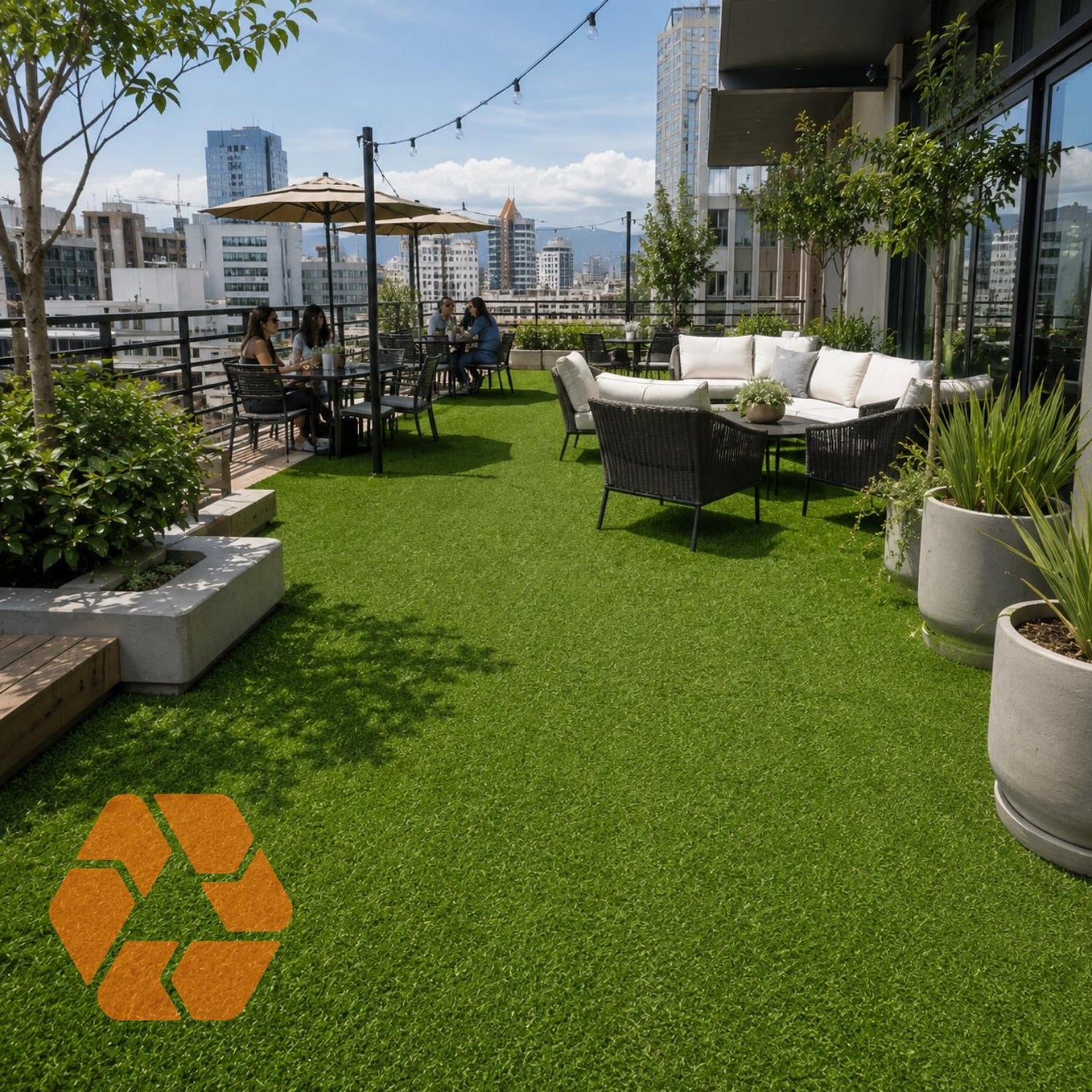Pasto sintético de 30mm en terraza urbana, ideal para exteriores, con diseño realista, drenaje eficiente y apto para mascotas.