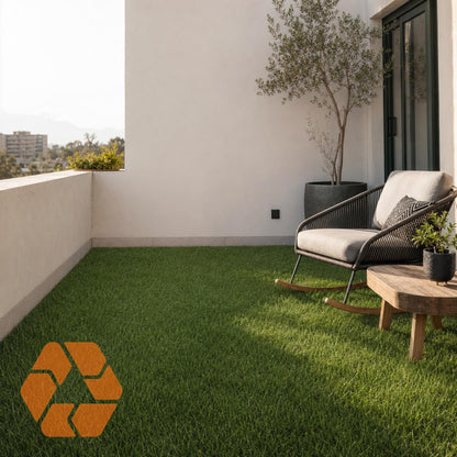 Pasto sintético de 30mm en terraza moderna, resistente, con filtro UV y diseño realista de alta calidad.