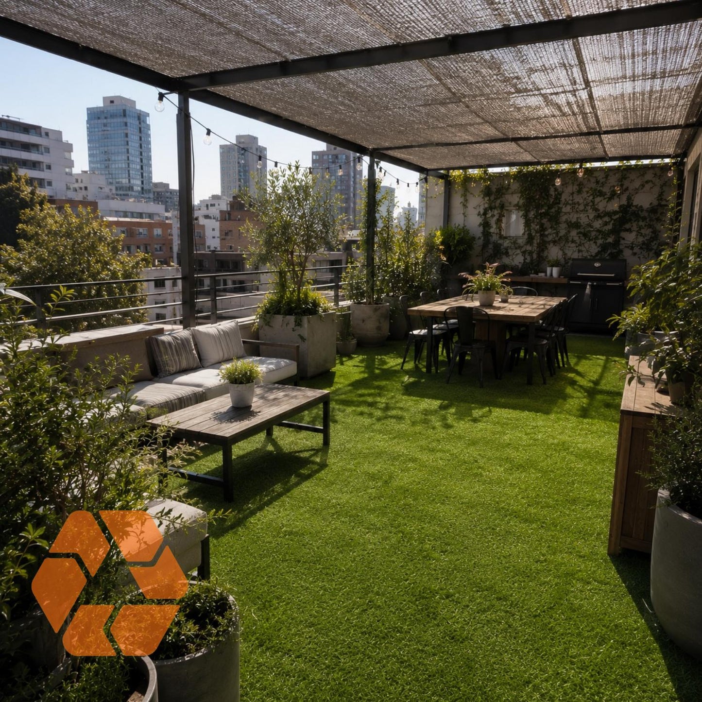 Pasto sintético de 30mm en terraza urbana, creando un espacio verde resistente, duradero y de aspecto natural.