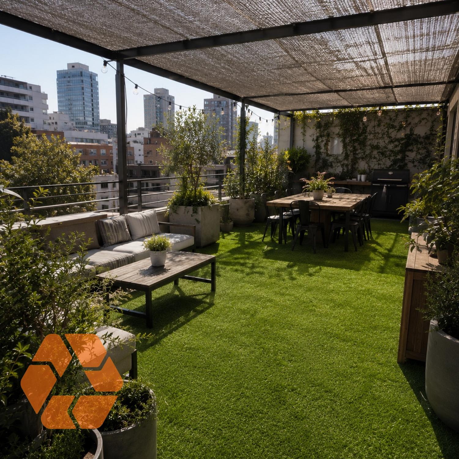Pasto sintético de 30mm en terraza urbana, creando un espacio verde resistente, duradero y de aspecto natural.