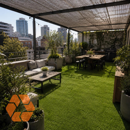 Pasto sintético de 30mm en terraza urbana, creando un espacio verde resistente, duradero y de aspecto natural.