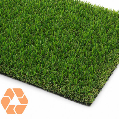 Pasto sintético denso de 30mm en verde natural, resistente con filtro UV y base reciclable de alta calidad.